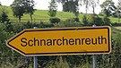 Überraschungssieger bei der Behördenverlagerung ist Schnarchenreuth, Symbolbild: wegweiser nach Schnarchenreuth | Bild: picture-alliance/dpa, Montage: BR