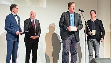 Christian Stücken (2. v. re.) bei seiner Dankesrede | Bild: Birgit Kappel