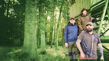 Ein Jagdkurs-Lehrer und zwei Jagdkurs-Teilnehmer an einem Jägerstand in Oberbayern während eines Jagdkurses im Herbst 2023. | Bild: Robin Köhler / BR