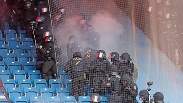 Polizeieinsatz im Fußballstadion | Bild: picture alliance / frontalvision | Marco Bertram