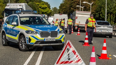 Die Bundespolizei verstärkt die Kontrollen nach Österreich am Grenzübergang Freilassing. | Bild: picture alliance / ZUMAPRESS.com | Sachelle Babbar