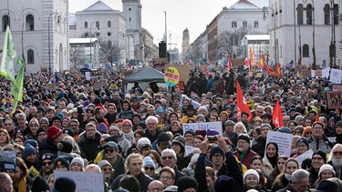 Über 100.000 Demonstranten protestieren rund um das Siegestor sowie in der Ludwigstraße und Leopoldstraße gegen Rechtsextremismus. | Bild: picture alliance / SZ Photo | Florian Peljak