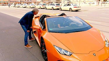 Kontrovers-Autor Ulrich Hagmann unterhält sich mit einem Lamborghini-Fahrer in der Maximilianstraße in München | Bild: BR