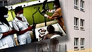 Grafische Darstellung von Pflegekräften bei einer Seniorin, montiert vor dem Gebäude des Seniorenheims Ebnerstrasse in Augsburg im Hintergrund | Bild: BR, Grafik: Dorit Lang-Steggewentz, Montage: BR