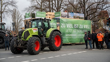 Landwirte demonstrieren in Landshut vor dem politischen Aschermittwoch der Partei Bündnis 90/Die Grünen in Bayern. | Bild: picture alliance/dpa | Daniel Vogl