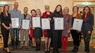 Die Preisträger und Preisträgerinnen mit Stiftungsmitgliedern und Prominenz, BR-Autorin Beate Greindl (5. von li.) | Bild: BR/ Beate Greindl