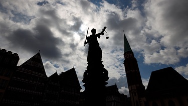Justizia auf einem Gerichtsgebäude | Bild: picture alliance / Geisler-Fotopress | Christoph Hardt/Geisler-Fotopres