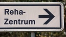 Symbolbild: Wegweiser zum Reha-Zentrum | Bild: picture-alliance/dpa / Montage: BR