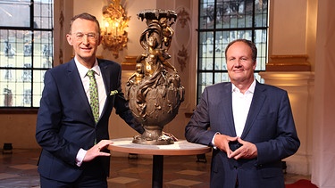 Die "Kunst + Krempel"-Experten für Skulptur Dr. Frank M. Kammel (links) und Florian Eitle-Böhler (rechts) im Kloster Metten | Bild: BR