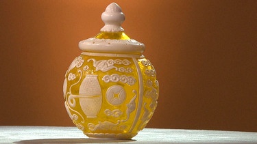 Die Farbe Gelb war dem chinesischen Kaiser vorbehalten. Und auch die in Hochschnitttechnik gearbeiteten Motive dieser Glasdose stammen aus dem Land der aufgehenden Sonne. Waren 50 Dollar dafür ein grandioses Schnäppchen? Geschätzter Wert: 200 bis 300 Euro | Bild: BR