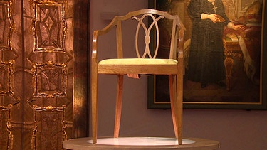 Die raffinierte Konstruktion und die skulpturale Qualität dieses Stuhls erinnert an den englischen Schreiner Hepplewhite aus dem 18. Jahrhundert. Aber der Armlehnstuhl wurde nicht im Rokoko gefertigt und auch nicht im Biedermeier, wie man vermuten könnte. Aus welcher Zeit stammt sein Design? Geschätzter Wert: 300 Euro pro Stuhl (1.000 Euro fürs Ensemble) | Bild: BR