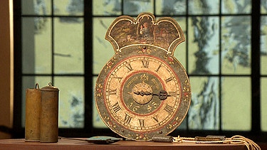 Auf dem Zifferblatt dieser bäuerlichen Uhr steht in großen Ziffern "1643". Sie hat ein Pendel ... Pendeluhren wurden aber erst etwas später erfunden. Ist die einzeigrige Wanduhr mit der Inschrift "Memento mori" also ein nachträglicher Umbau? Geschätzter Wert: 800 Euro | Bild: BR