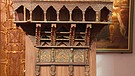 Geometrische Malerei und vegetabilische Ornamente zieren dieses Möbel. Es stammt wohl aus einer islamischen Kultur des Osmanischen Reichs. Doch was ist es eigentlich: ein Regal, ein Taubenhäuschen, ein Schrein oder eine Wandkonsole? Geschätzter Wert: zwischen 100 und 2.000 Euro (kein Handelswert festlegbar) | Bild: BR