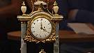 Diese beim Uhrmacher zurückgelassene Säulenuhr wurde im 18. Jahrhundert in Frankreich gefertigt und besticht durch ihre Aussage und ihr Emaille-Uhrwerk. Dennoch stimmt so einiges nicht mit ihr … Geschätzter Wert: 300 bis 400 Euro  | Bild: BR
