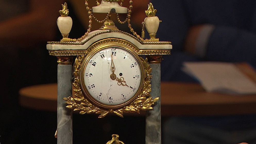 Diese beim Uhrmacher zurückgelassene Säulenuhr wurde im 18. Jahrhundert in Frankreich gefertigt und besticht durch ihre Aussage und ihr Emaille-Uhrwerk. Dennoch stimmt so einiges nicht mit ihr … Geschätzter Wert: 300 bis 400 Euro  | Bild: BR