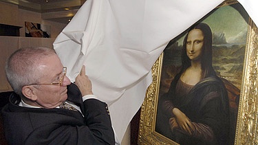 Mann betrachtet Mona Lisa | Bild: picture-alliance/dpa