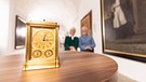 Die goldene Tischuhr mit Gehäuse aus dem 19. Jahrhundert stammt aus Genf. Sie wurde immer hinter Schloss und Riegel aufbewahrt, denn angeblich ist sie sehr wertvoll. Ist sie's wirklich? | Bild: BR/Markus Konvalin