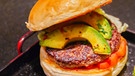 Burger mit Krautsalat und gebackenen Kartoffelspalten à la Schuhbeck | Bild: BR/megaherz gmbh/Andreas Maluche