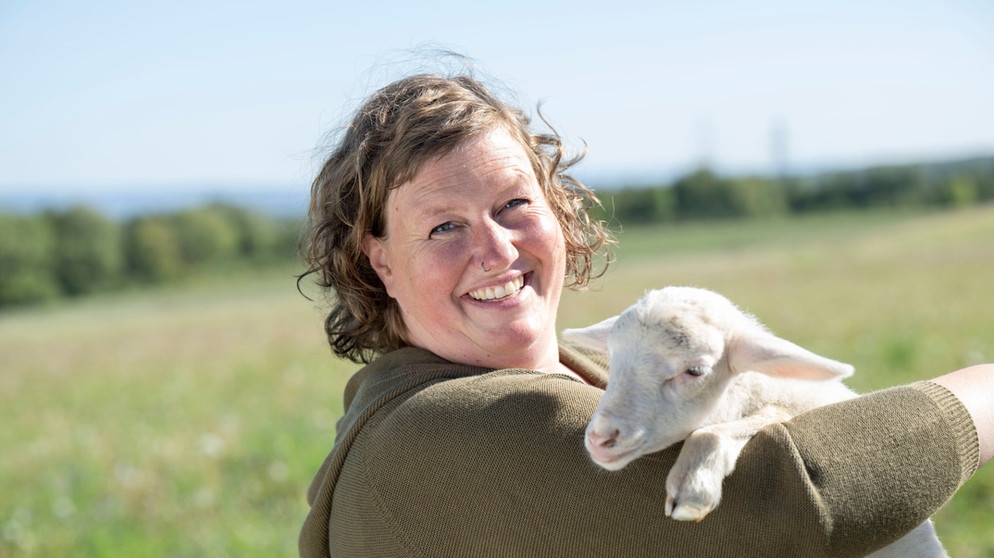 Anja Wolff von den Jakobsberger MilchHandwerkern in Jakobsberg hat ein Lamm ihrer Milchschafe auf dem Arm. | Bild: WDR/Melanie Grande