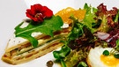 Lachsschnittchen auf bayerischen Blattsalaten mit Passionsfruchtdressing | Bild: BR/megaherz gmbh/Andreas Maluche