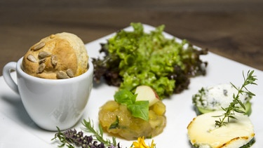 Ziegenkäse-Variationen mit Gewürzapfel und Tassenbrot, Vorspeise Marie Deß, Landfrau aus Oberpfalz | Bild: BR/megaherz gmbh
