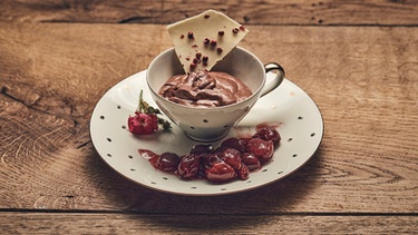 Nachspeise: Aquafaba-Mousse au Chocolat mit Pfeffersplittern von Eva Gottschaller aus Niederbayern | Bild: BR/megaherz