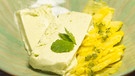 Grüne Eiscreme (Avocado-Eis) mit Ananas-Carpaccio und Minz-Zucker | Bild: BR/megaherz gmbh