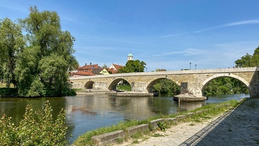 Die Steinerne Brücke in Regensburg | Bild: BR