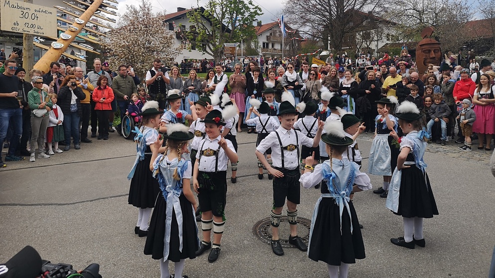 Während der Maibaum in Seebruck aufgestellt wird, tanzt die Kindertrachtengruppe des Trachtenvereins. | Bild: BR, Bewegte Zeiten Filmproduktion GmbH