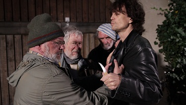 René Thibauld (Stefan Erz, rechts) gerät mit einem Obdachlosen in Streit. Wenige Tage später wird einer der Männer tot aufgefunden. | Bild: BR / Securitel