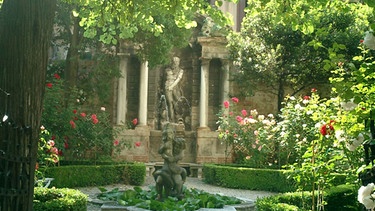 Der romantische Neptunsbrunnen im Barnabogarten | Bild: BR/Gaby Imhof-Weber