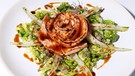 Geflämmte Lachsrose mit "Süßholz-Lack" und sautierten Salatstielen. | Bild: BR/Jürgen Endriß