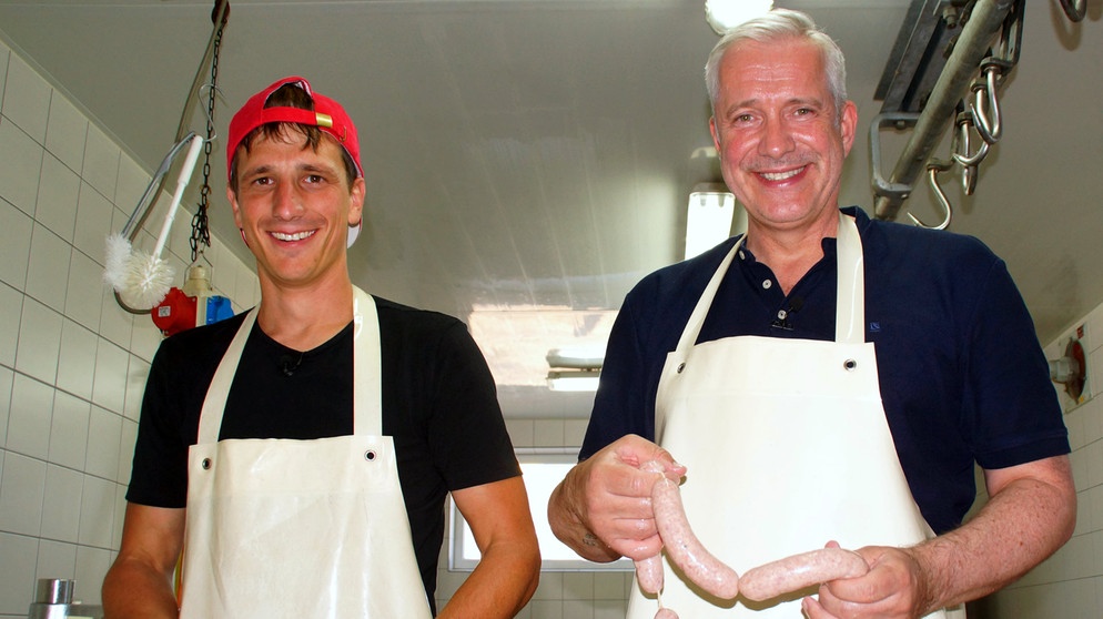 Metzger Marcus Link und Alexander Herrmann (rechts) beim Bratwurst machen. | Bild: BR/Frank Johne
