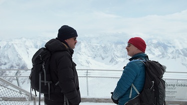 Von links: Sebastian Bezzel und Simon Schwarz auf der Zugspitze. | Bild: BR/strandgutmedia GmbH