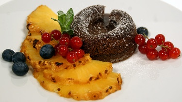 Schokoladenkuchen und Ananas vom Grill. | Bild: BR/Frank Johne