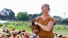 Stephie Bönniger auf dem Steveshof in Krefeld bei ihren Hühnern der Zweitnutzungsrasse "Coffee and Cream". | Bild: WDR/Melanie Grande
