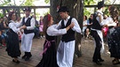 Paare beim Tanz an der Tanzlinde bei der Limmerdorfer Lindenkichweih. | Bild: BR/Bewegte Zeiten Filmproduktion GmbH/Andrea Woerle