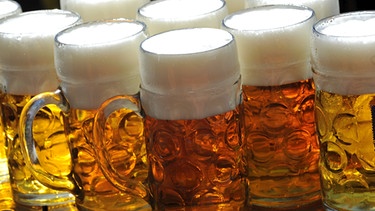 Maßkrüge gefüllt mit Bier | Bild: picture-alliance/dpa