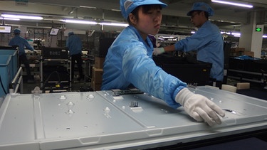 Arbeiter in der Hisense-Fernseherfabrik in Qingdao | Bild: BR/Freyeisen