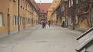 Die Augsburger Fuggerei ist ein Vorbild für barrierefreies Wohnen.  | Bild: BR