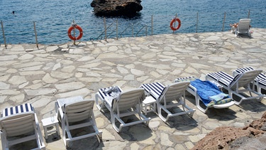 Liegestühle stehen am Wasser im südtürkischen Antalya | Bild: picture-alliance/dpa/Lena Klimkeit