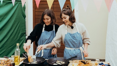 Milena und Sophia beim gemeinsamen Kochen im Kloster Planstetten. | Bild: BR / AlwaysOn Production GmbH / Sabine Finger