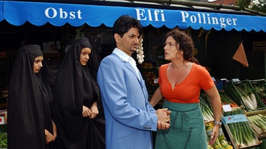 Elfi Pollinger (Christine Neubauer) bebt vor Zorn: Ehemann Salim (Abdul Eshágzae) hat seine iranischen Nebenfrauen (Roya Farsana & Melek Eraydin) mitgebracht ... | Bild: BR/Munich Press