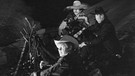 Bei ihrem ersten Camp an der Isar werden Zorro (Günther Maria Halmer), Gringo (Frithjof Vierock, vorne) und Zappata (Towje W. Kleiner, hinten) wegen Landstreicherei von der Polizei festgenommen. | Bild: BR/Intertel Television GmbH