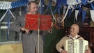 Herr Heinrich (Karl-Maria Schley, links) spielt Geige | Bild: BR