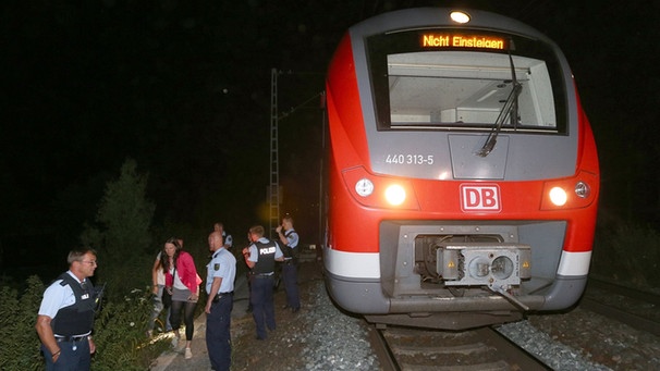 Zug vom Attentat in Würzburg mit Polizisten | Bild: dpa-Bildfunk