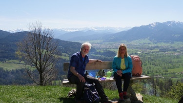 Werner Schmidbauer und Verena Bentele steigen auf die Sonntraten bei Bad Tölz. | Bild: BR/Werner Schmidbauer