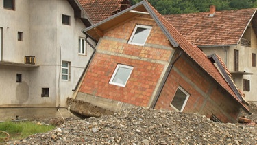 Ein Haus, das mit dem Fundament nach hinten abgesackt ist. | Bild: BR