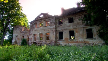 Ein verfallenes Herrenhaus | Bild: BR