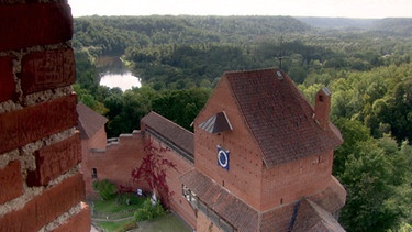 Eine Burg mit Hof von oben betrachtet | Bild: BR